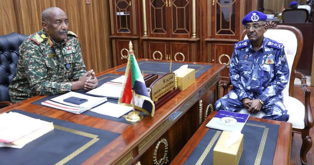 Al-Burhan discute avec le ministre de l’Intérieur de la situation sécuritaire au Soudan et des efforts de la police pour lutter contre la criminalité et les phénomènes négatifs