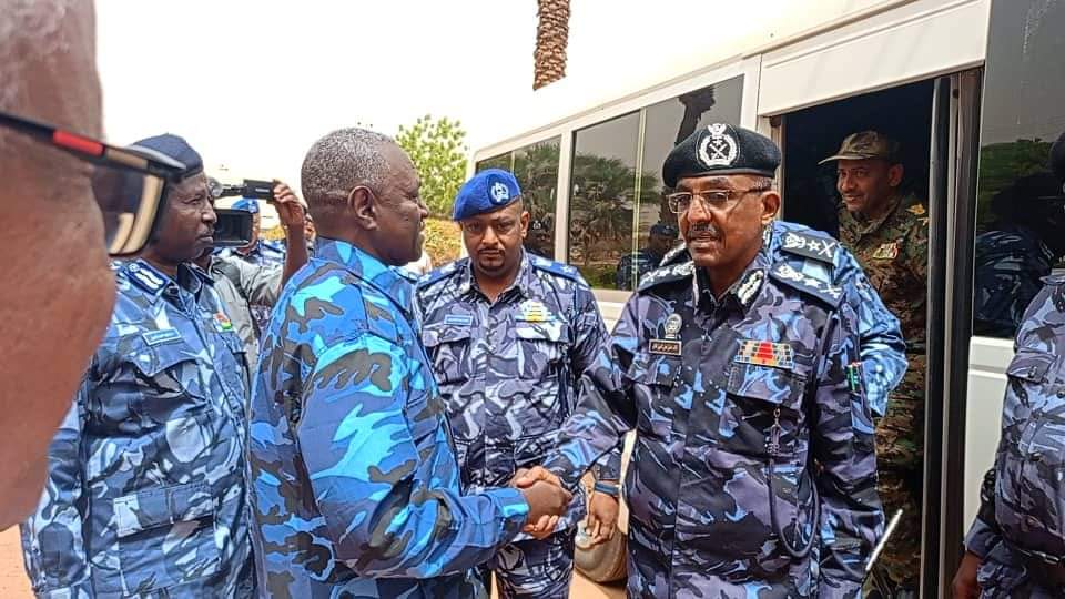 Le directeur de la police soudanaise examine les performances de la police d’État de Khartoum et inspecte les forces en première ligne
